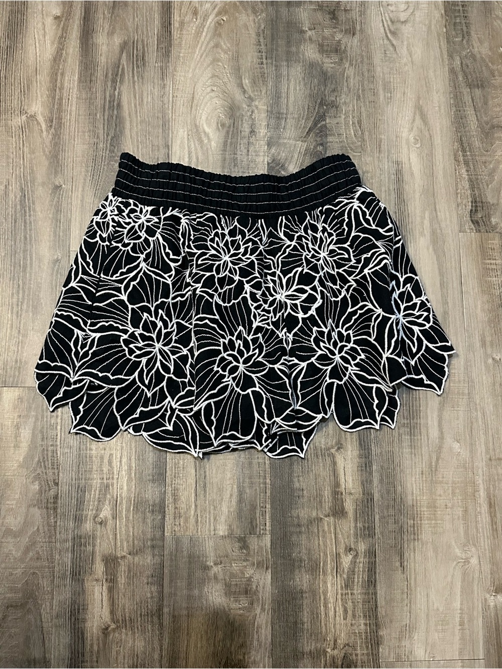 Anthropologie Black shorts  with White Floral Embroidery M - Picture 4 of 5